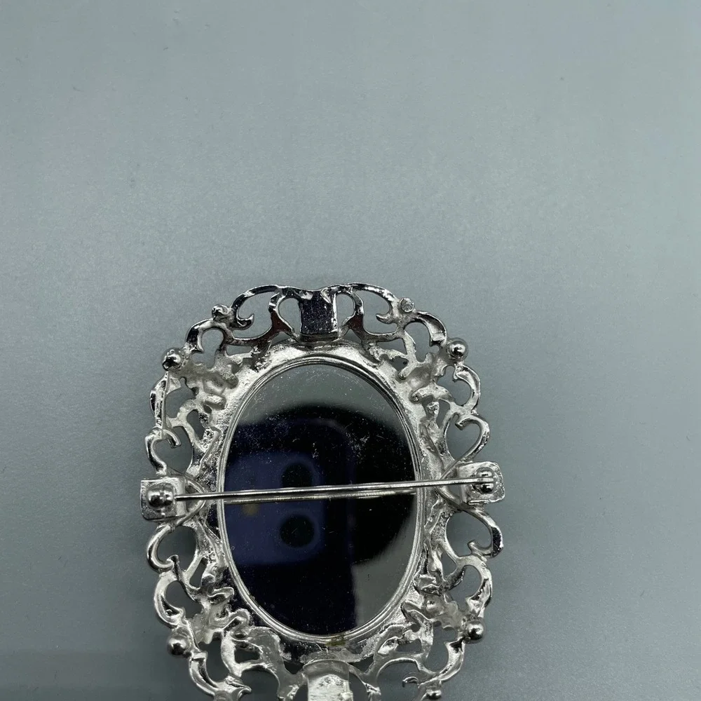Vintage Silver‎ Tone Intaglio Floral Hematite Glass Oval Filigree Brooch Pin